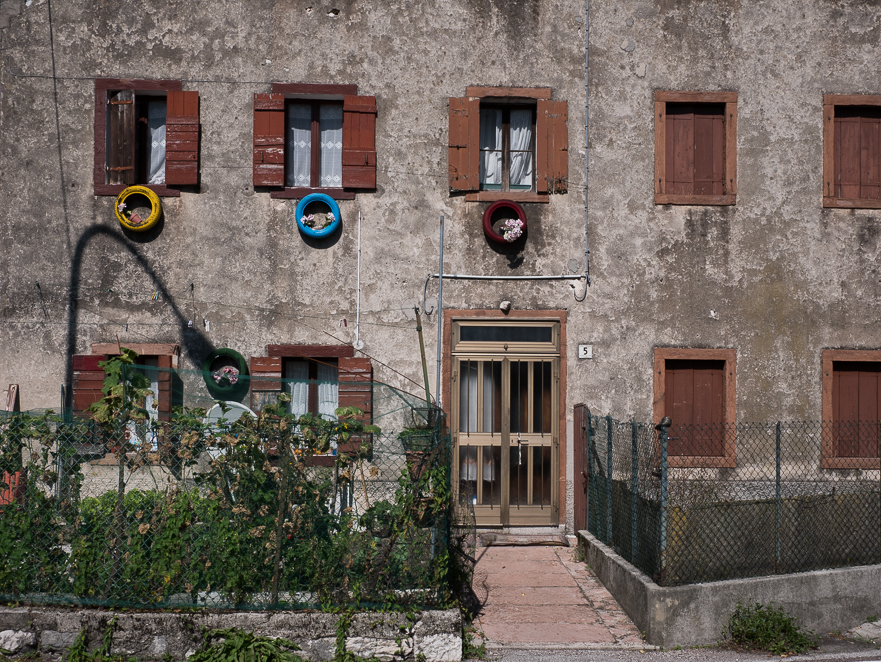 Seeumrundung auf kleinen Straßen